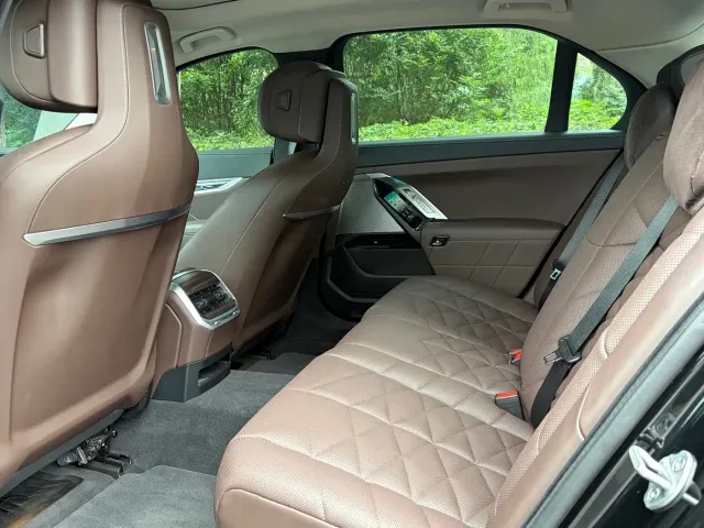 BMW i7 — Фото автомобиля 10