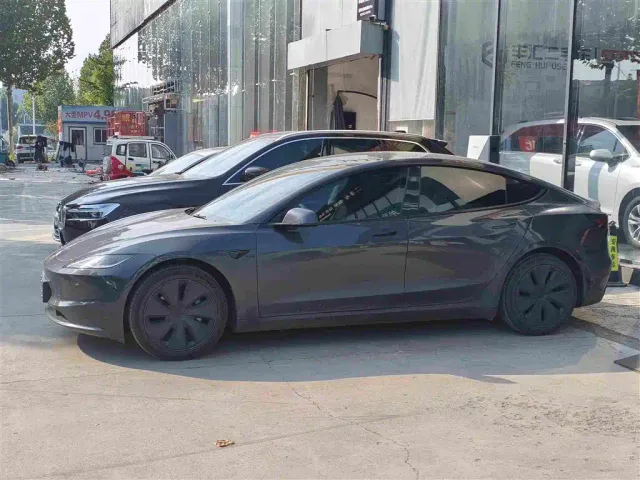 Tesla Model 3 — Фото автомобиля 3