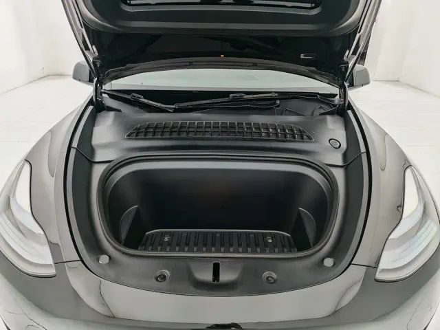 Tesla Model Y — Фото автомобиля 23