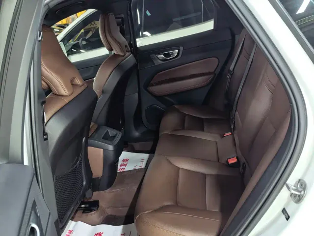 Volvo XC60 — Фото автомобиля 6