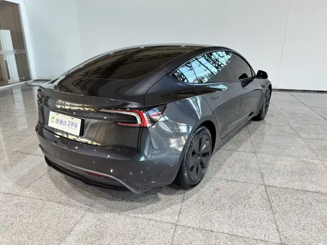 Tesla Model 3 — Фото автомобиля 27