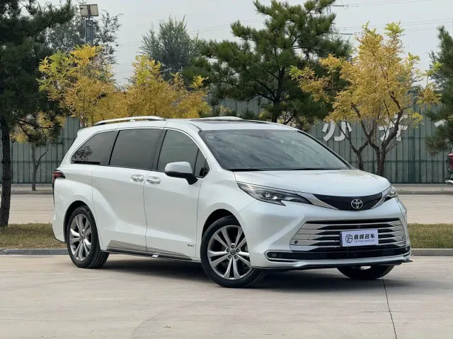 Toyota Sienna — Фото автомобиля 3