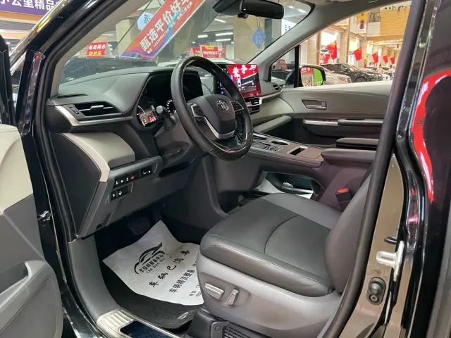 Toyota Sienna — Фото автомобиля 15