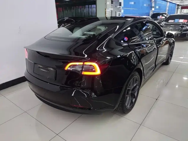 Tesla Model 3 — Фото автомобиля 6