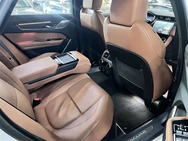 Jaguar XFL — Фото автомобиля 4