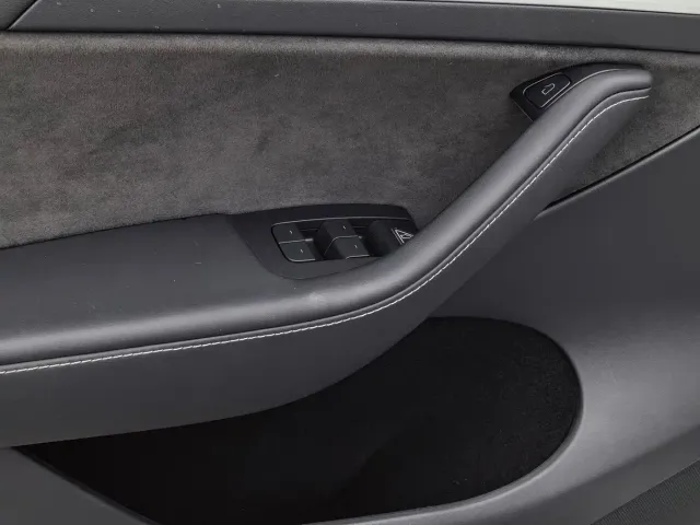 Tesla Model Y — Фото автомобиля 16