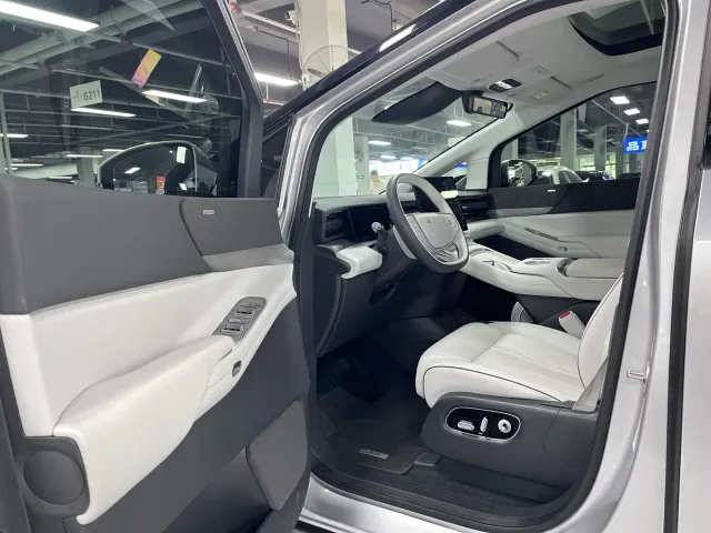 Xpeng X9 — Фото автомобиля 11