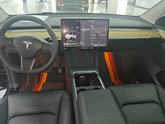 Tesla Model Y — Фото автомобиля 12