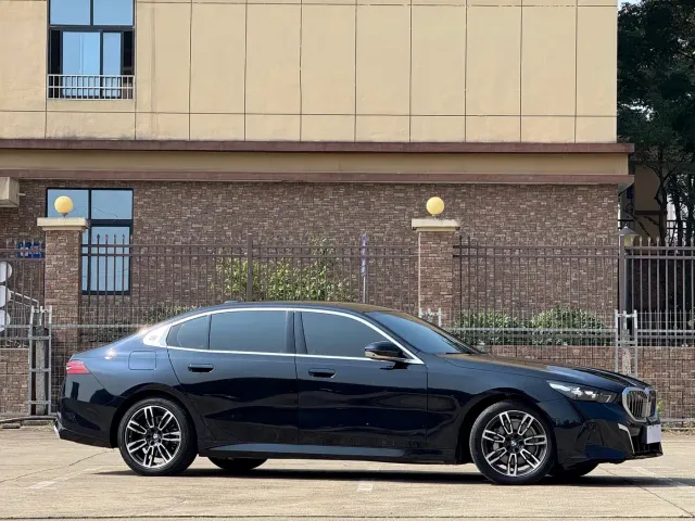 BMW 5 Series — Фото автомобиля 3