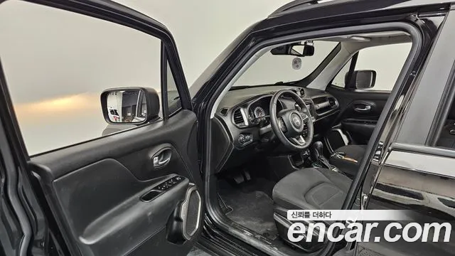 Jeep Renegade — Фото автомобиля 10