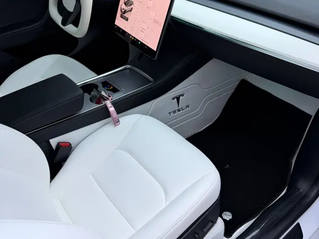 Tesla Model Y — Фото автомобиля 8