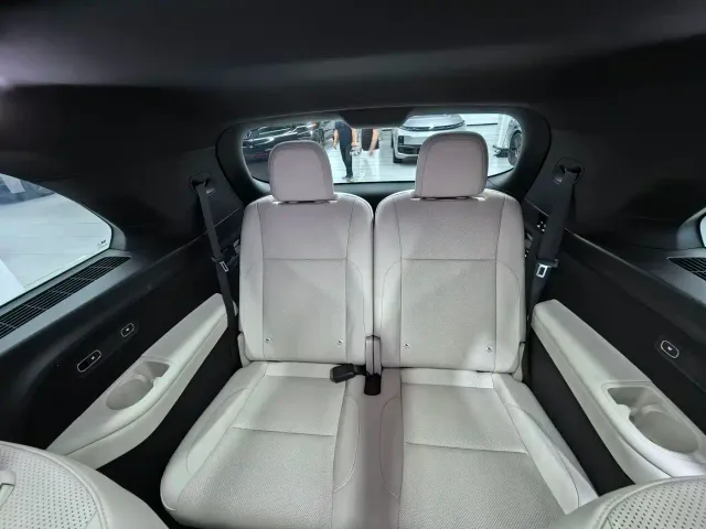 Li Auto L8 — Фото автомобиля 14