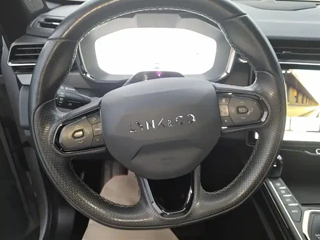 Lynk & Co 01 — Фото автомобиля 6