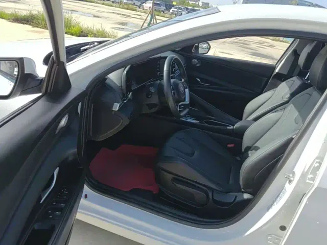 Hyundai Elantra — Фото автомобиля 15