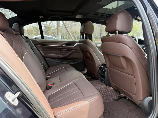 BMW 5 Series — Фото автомобиля 11