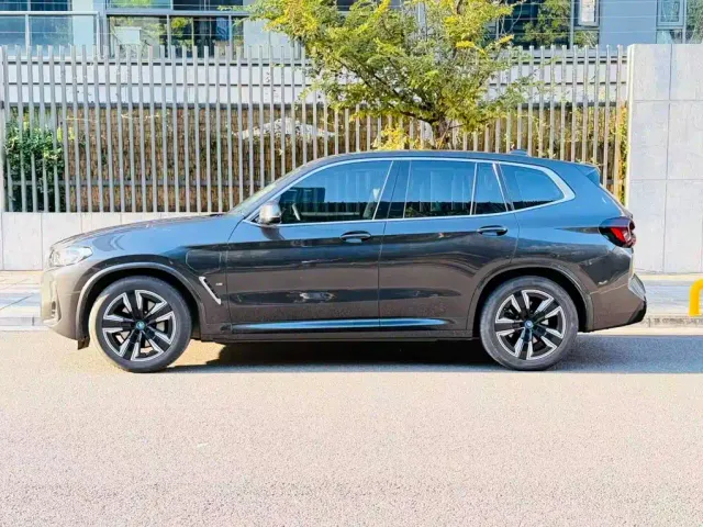 BMW iX3 — Фото автомобиля 2