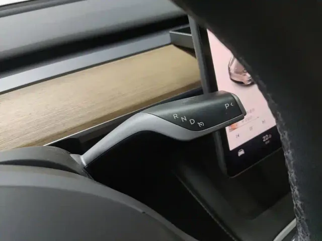 Tesla Model Y — Фото автомобиля 13