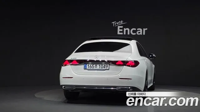 Mercedes-Benz E-Class — Фото автомобиля 4