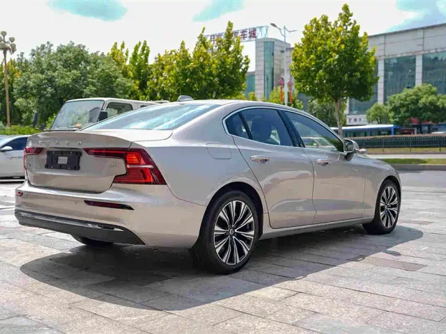 Volvo S60 — Фото автомобиля 14