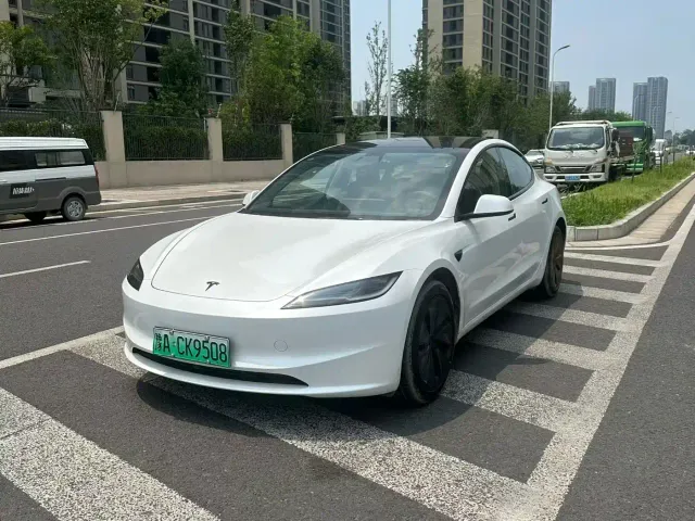 Фотография автомобиля — Tesla Model 3
