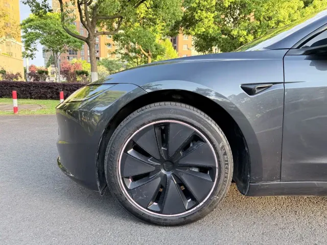 Tesla Model 3 — Фото автомобиля 18