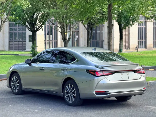 Lexus ES — Фото автомобиля 15