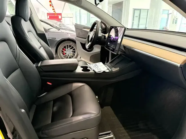 Tesla Model Y — Фото автомобиля 4