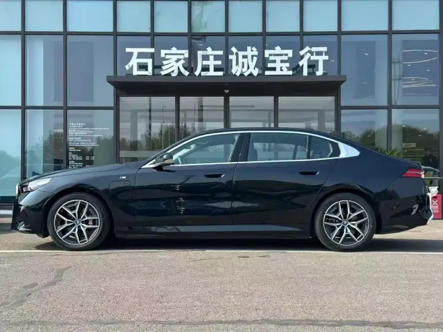 BMW i5 — Фото автомобиля 4