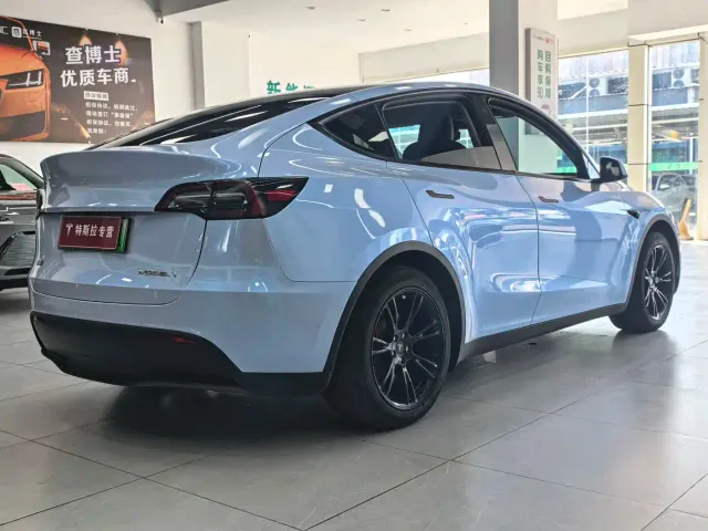 Tesla Model Y — Фото автомобиля 14