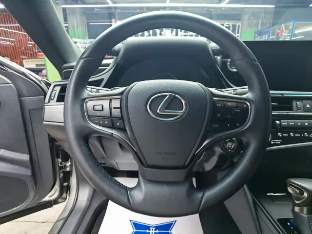 Lexus ES — Фото автомобиля 10