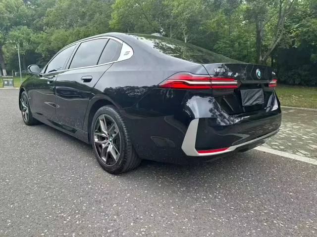 BMW 5 Series — Фото автомобиля 3