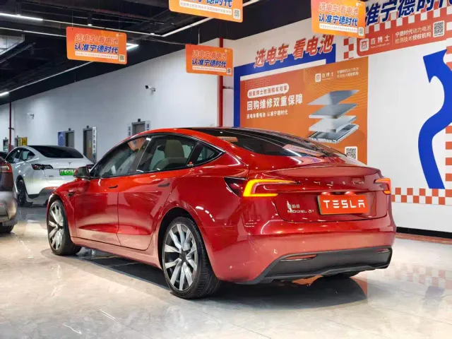 Tesla Model 3 — Фото автомобиля 9