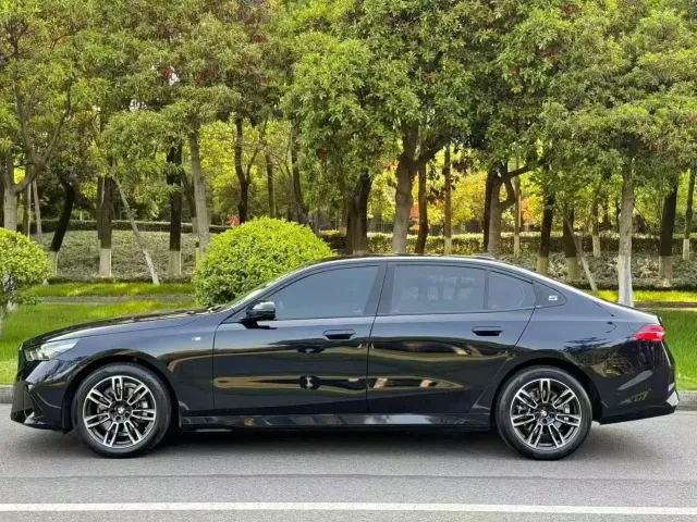 BMW 5 Series — Фото автомобиля 2