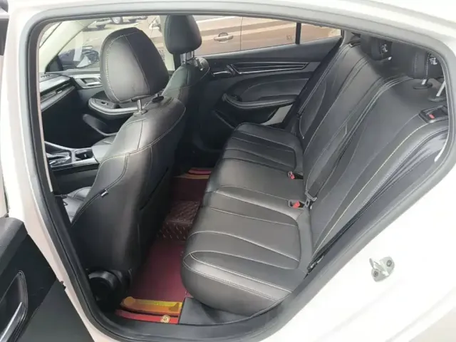 Roewe Roewe i5 2021 1.5L CVT Diamond Edition — Фото автомобиля 16