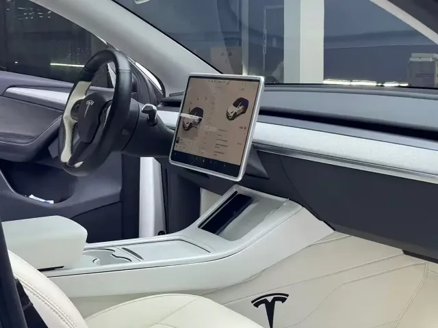Tesla Model Y — Фото автомобиля 14