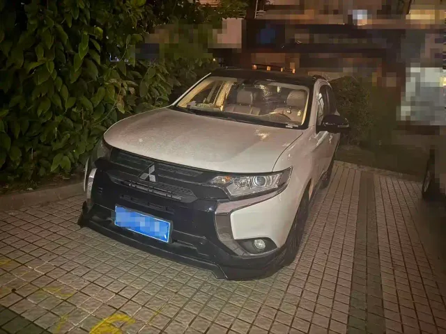 Фотография автомобиля — Mitsubishi Outlander