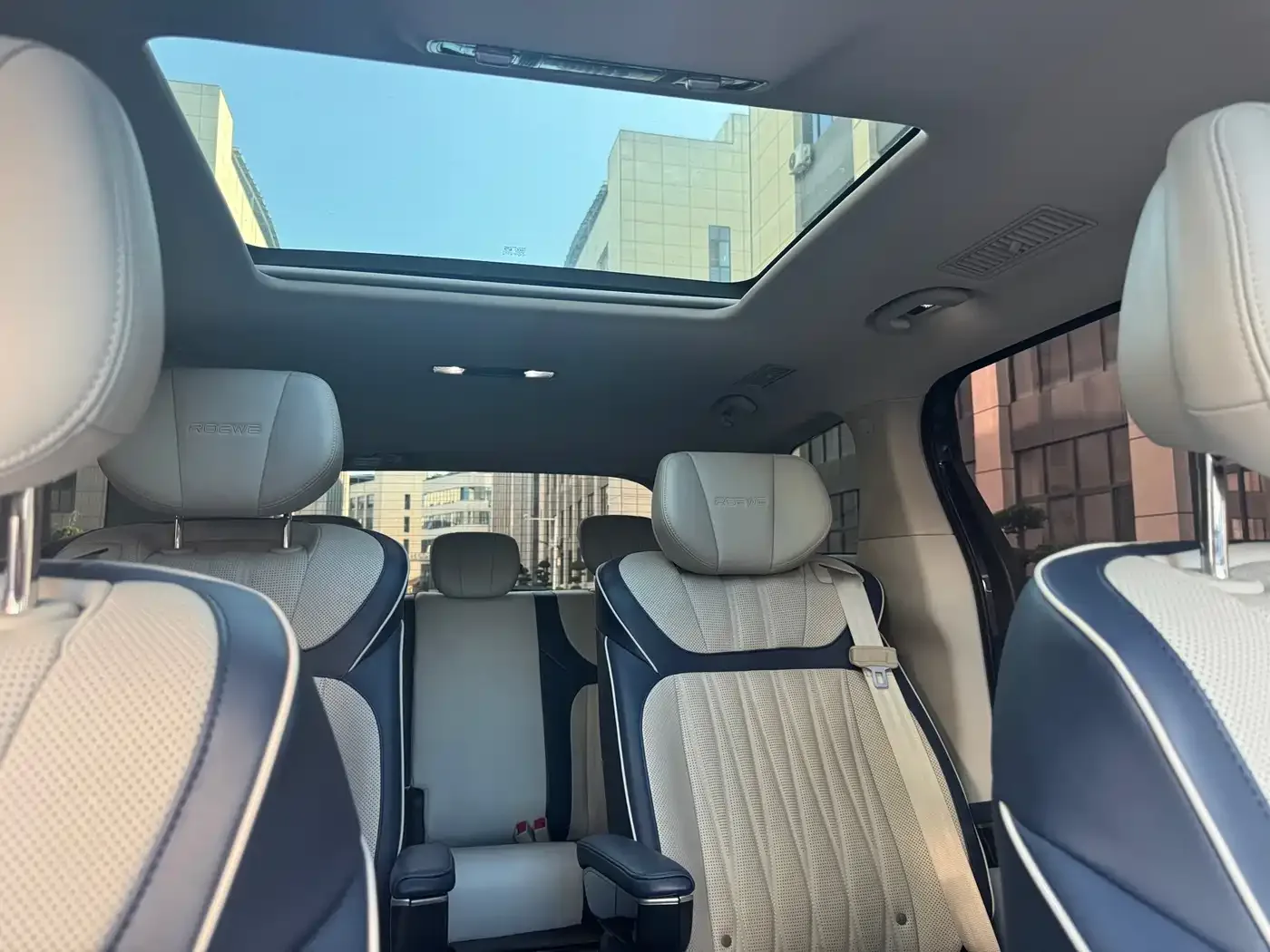 Roewe Roewe iMAX8 2022 400TGI Gathering Edition — Фото автомобиля 28
