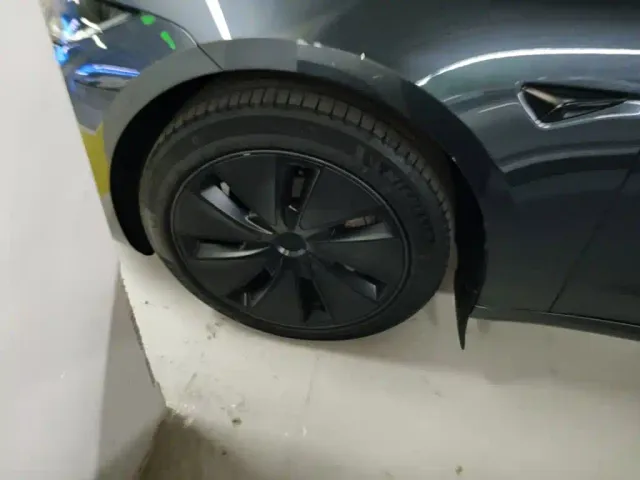 Tesla Model 3 — Фото автомобиля 22