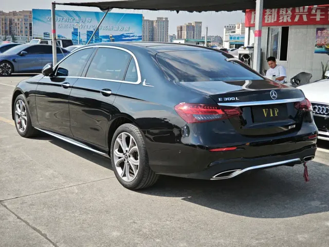 Mercedes-Benz E-Class — Фото автомобиля 4