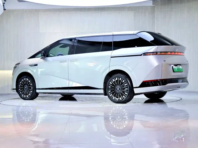 Xpeng X9 — Фото автомобиля 3