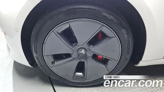 Tesla Model 3 — Фото автомобиля 4