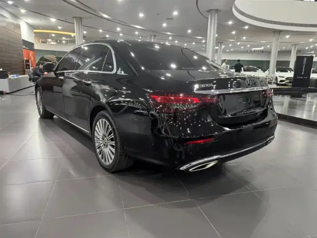 Mercedes-Benz E-Class — Фото автомобиля 3
