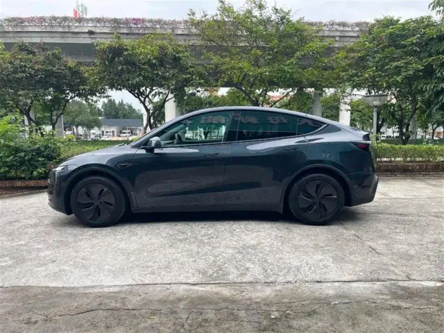 Tesla Model Y — Фото автомобиля 9