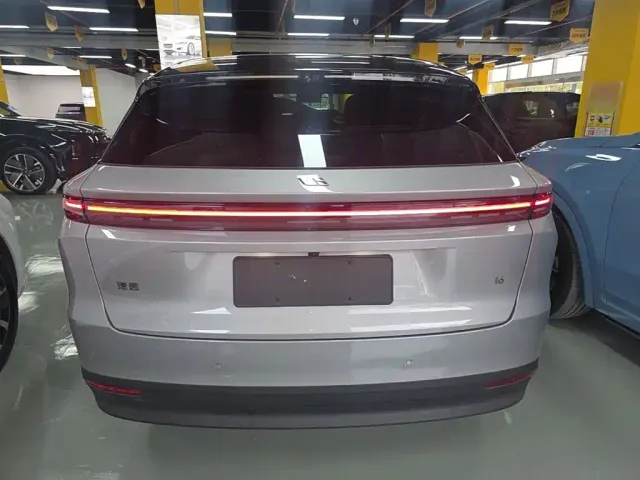 Li Auto i6 — Фото автомобиля 5