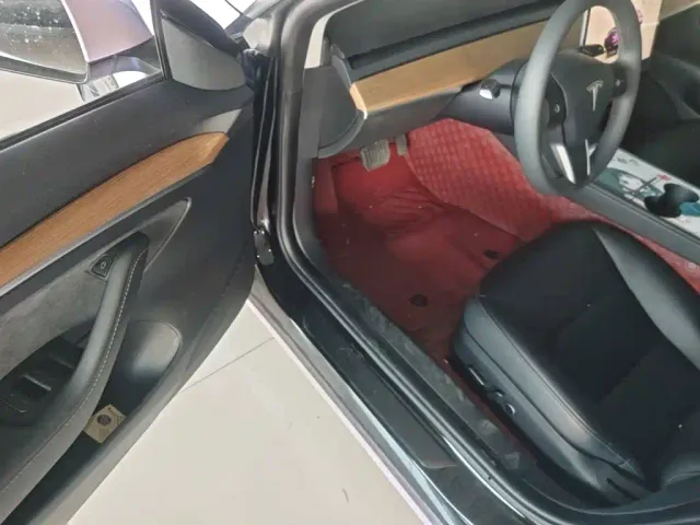 Tesla Model 3 — Фото автомобиля 15
