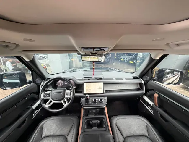 Land Rover Defender — Фото автомобиля 9