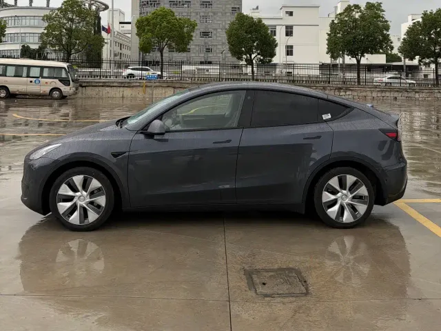 Tesla Model Y — Фото автомобиля 3