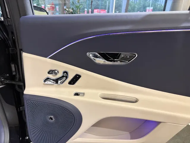 Bentley Flying Spur — Фото автомобиля 19