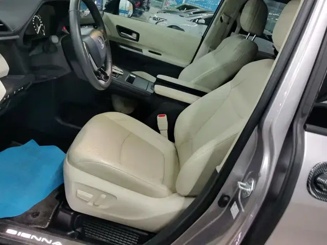 Toyota Sienna — Фото автомобиля 9