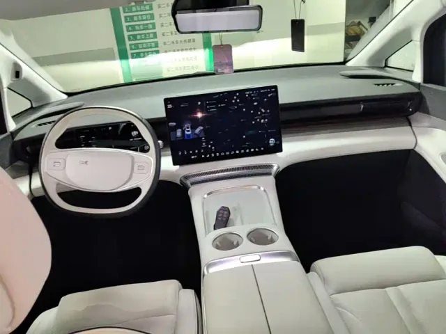 Xpeng X9 — Фото автомобиля 9